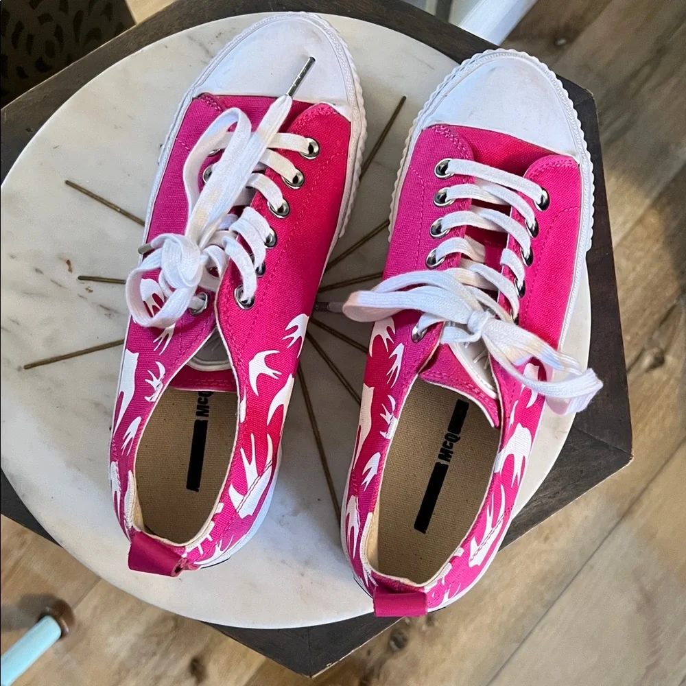 🛑 1 hour sale. Alexander McQueen McQ, 7.5, Magenta &  White Swallows, Sneaker